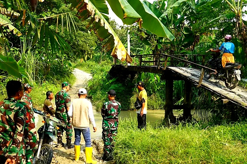 Dandim Bojonegoro Tinjau Lokasi Pembangunan Jembatan Beton di Desa Napis