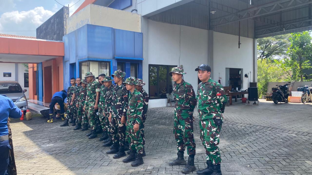 Tingkatkan Kesiapsiagaan, Prajurit Yonif TP 885 Ikuti Pelatihan Pemadaman Kebakaran