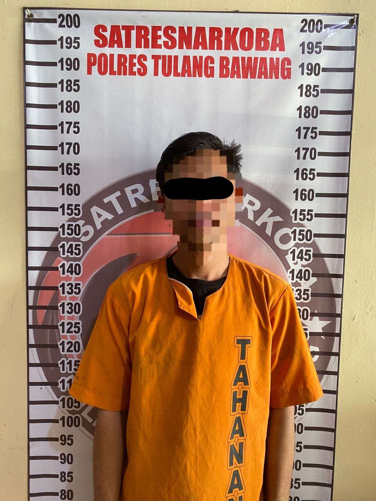 Apa Yang Dicari Warga Ini Di Tengah Malam?Gerak-Gerikannya Bikin Polisi Curiga, Hasil Temuannya Begitu Mengejutkan