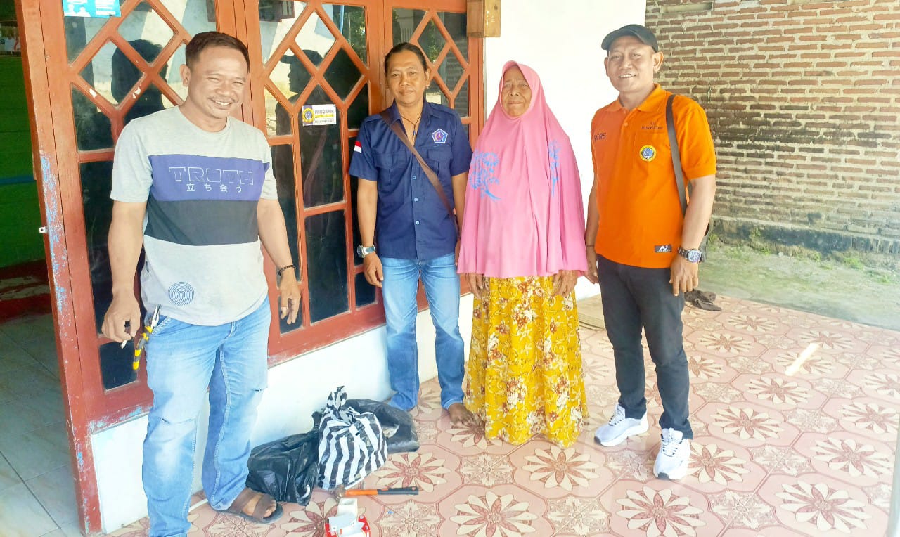 Gotong Royong Anggota PJI Bojonegoro Wujudkan Listrik Gratis untuk Warga Prasejahtera
